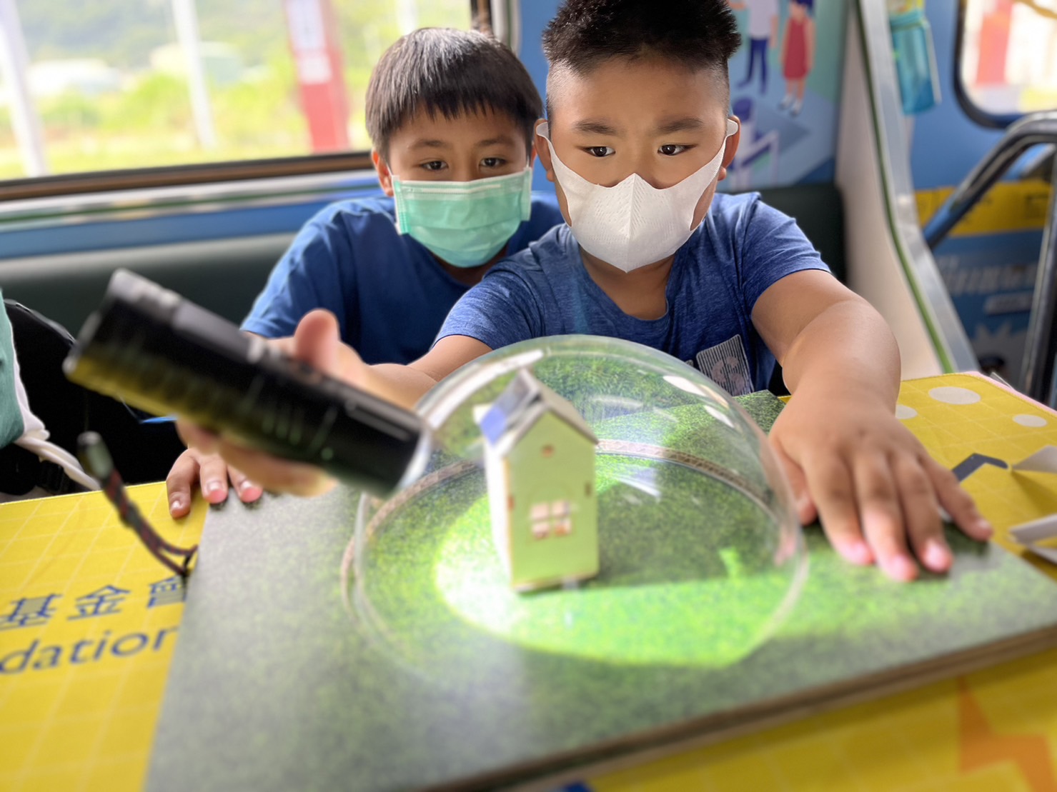 pg官网入口參與基礎科學主題車廂，以STEAM教學精神，設計「逐日科學家」、「太陽能工程師」以及「淨零建築師」三大能源科普課程和實驗