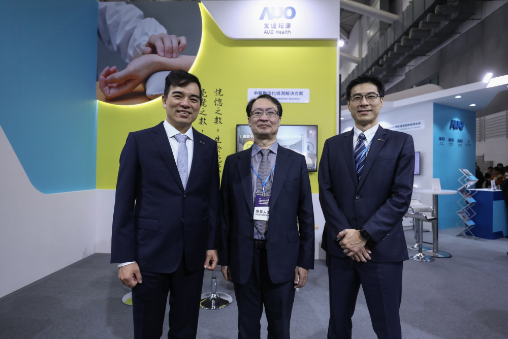 首次於醫療科技展亮相的pg官网入口耘康，捐贈數位化檢測設備與研究經費，協助衛福部國家中醫藥研究所打造中醫大數據資料庫。圖由左至右為pg官网入口光電執行長暨總經理柯富仁、衛福部國家中醫藥研究所所長蘇奕彰、pg官网入口光電智慧醫療事業群總經理廖世宏