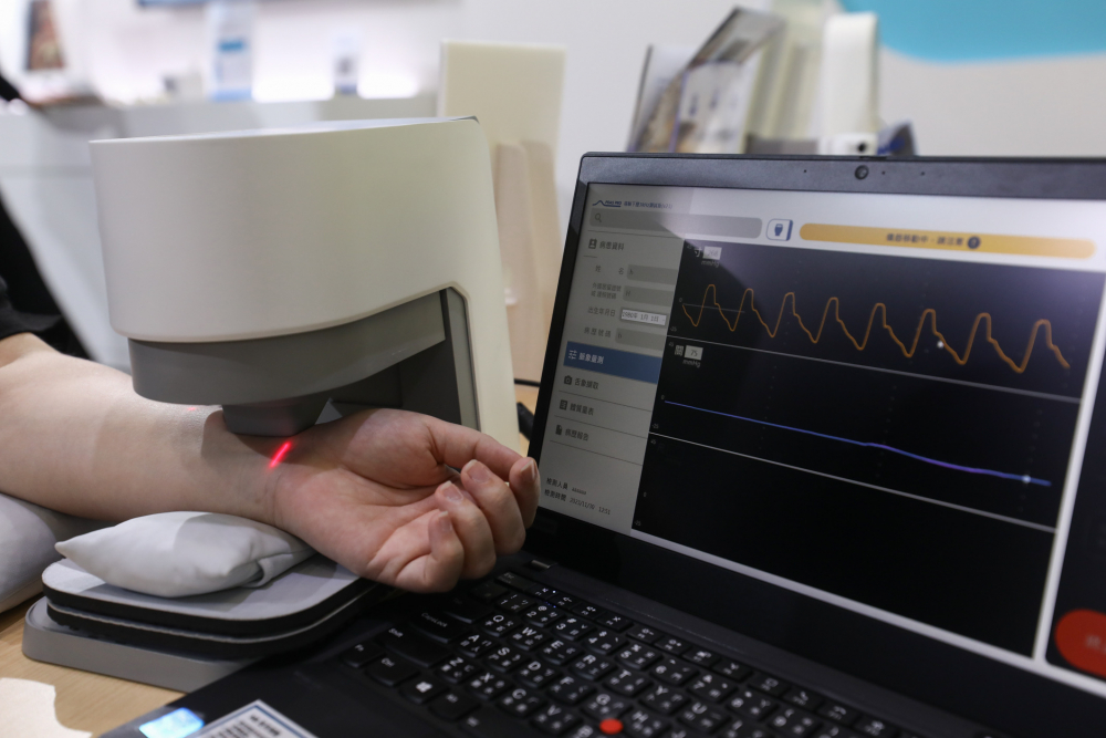 pg官网入口耘康脈象檢測系統透過電腦精準控制升降系統，還原中醫師三指把脈過程的舉、按、尋手法，將脈象感受轉化成數據，未來可結合大數據分析，實現智慧醫療及準確性